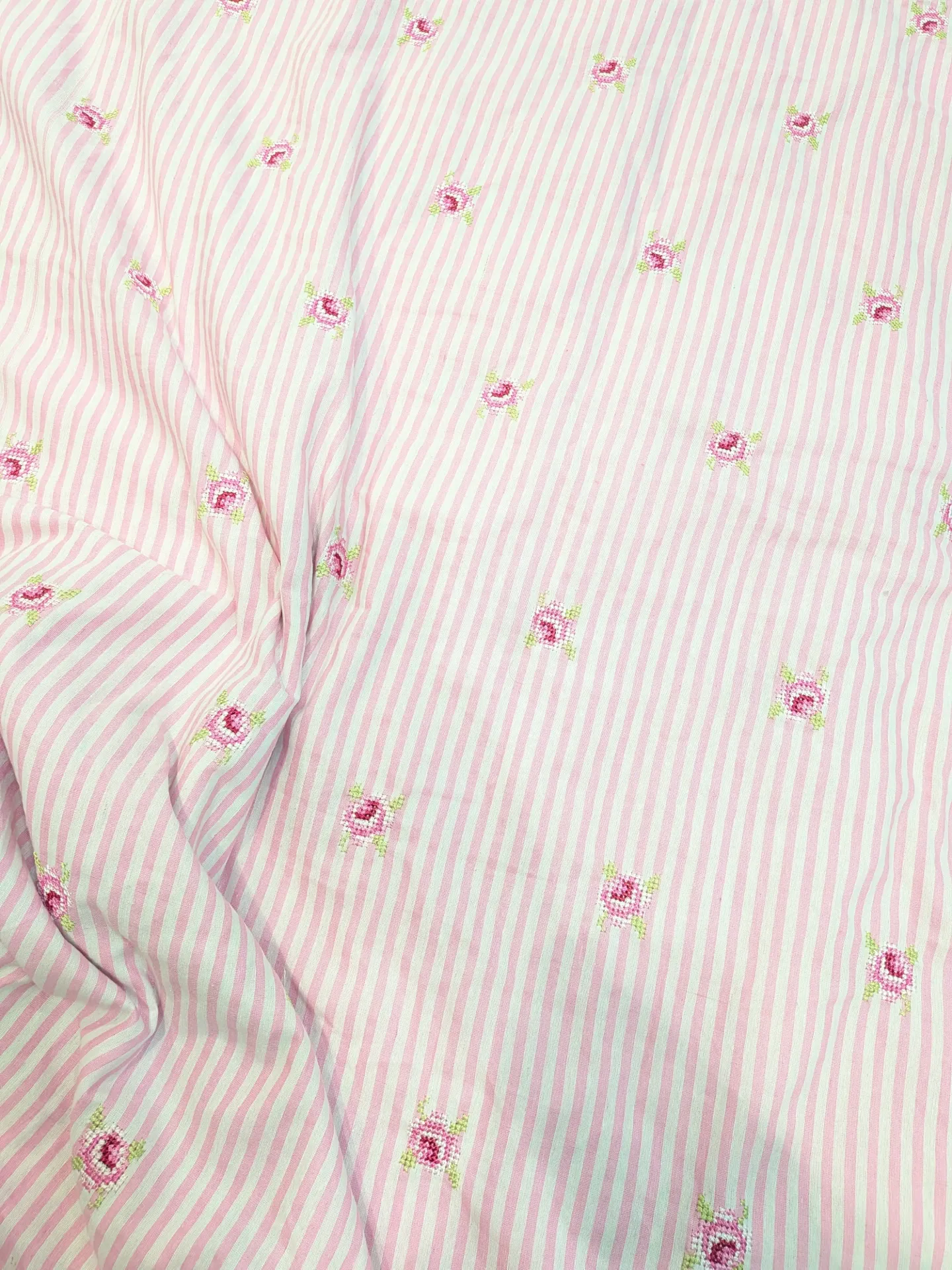 Stripes Round Roses - 4 mtrs